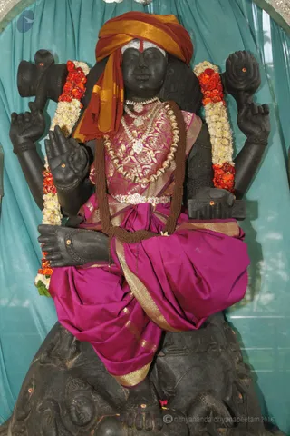 http://nithyananda.org/sites/default/files/photo-gallery/2016-6june-14th-nithyananda-diary_IMG_2628_bengaluru-aadheenam-nithyanandeshwara-temple-deities-dakshinamurthy.jpg
