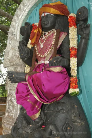 http://nithyananda.org/sites/default/files/photo-gallery/2016-6june-14th-nithyananda-diary_IMG_2652_bengaluru-aadheenam-nithyanandeshwara-temple-deities-dakshinamurthy.jpg