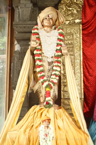 http://nithyananda.org/sites/default/files/photo-gallery/2016-6june-17th-nithyananda-diary_IMG_3092_bengaluru-aadheenam-nithyanandeshwara-temple-deities.jpg