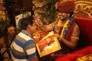 Varanasi vaasis flock the hotel for the Darshan and blessings of His Holiness.