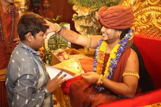 Varanasi vaasis flock the hotel for the Darshan and blessings of His Holiness.
