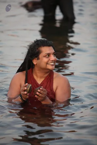 http://nithyananda.org/sites/default/files/photo-gallery/2016-6june-2nd-nithyananda-diary_IMG_0023_omkareshwara-aadheenam-narmada-snaan-swamiji.jpg