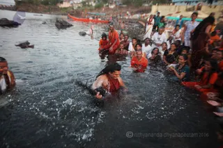 http://nithyananda.org/sites/default/files/photo-gallery/2016-6june-2nd-nithyananda-diary_IMG_0070_omkareshwara-aadheenam-narmada-snaan--swamiji.jpg
