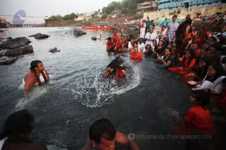 http://nithyananda.org/sites/default/files/photo-gallery/2016-6june-2nd-nithyananda-diary_IMG_0071_omkareshwara-aadheenam-narmada-snaan--swamiji.jpg