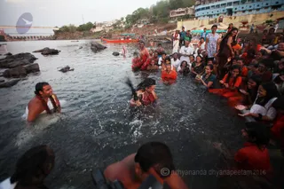 http://nithyananda.org/sites/default/files/photo-gallery/2016-6june-2nd-nithyananda-diary_IMG_0072_omkareshwara-aadheenam-narmada-snaan--swamiji.jpg