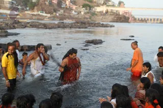 http://nithyananda.org/sites/default/files/photo-gallery/2016-6june-2nd-nithyananda-diary_IMG_0080_omkareshwara-aadheenam-narmada-snaan-swamiji.jpg