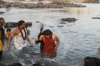 http://nithyananda.org/sites/default/files/photo-gallery/2016-6june-2nd-nithyananda-diary_IMG_0084_omkareshwara-aadheenam-narmada-snaan-swamiji.jpg