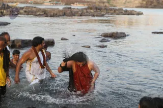 http://nithyananda.org/sites/default/files/photo-gallery/2016-6june-2nd-nithyananda-diary_IMG_0085%202_omkareshwara-aadheenam-narmada-snaan-swamiji.jpg