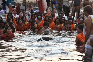 http://nithyananda.org/sites/default/files/photo-gallery/2016-6june-4th-nithyananda-diary_IMG_1019_omkareshwara-aadheenam-2nd-snaan-narmada-swamiji.jpg