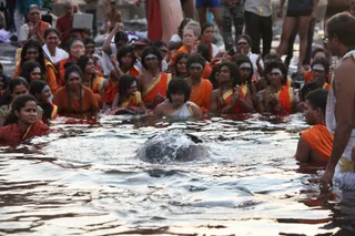 http://nithyananda.org/sites/default/files/photo-gallery/2016-6june-4th-nithyananda-diary_IMG_1020_omkareshwara-aadheenam-2nd-snaan-narmada-swamiji.jpg