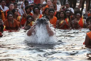 http://nithyananda.org/sites/default/files/photo-gallery/2016-6june-4th-nithyananda-diary_IMG_1021_omkareshwara-aadheenam-2nd-snaan-narmada-swamiji.jpg