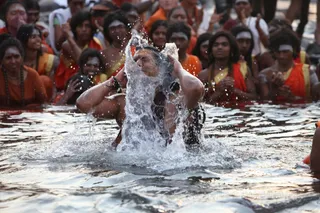 http://nithyananda.org/sites/default/files/photo-gallery/2016-6june-4th-nithyananda-diary_IMG_1022_omkareshwara-aadheenam-2nd-snaan-narmada-swamiji.jpg