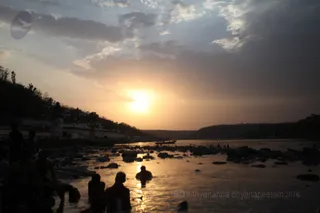 http://nithyananda.org/sites/default/files/photo-gallery/2016-6june-4th-nithyananda-diary_IMG_1060_omkareshwara-aadheenam-2nd-snaan-narmada-sunset.jpg