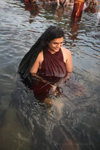 http://nithyananda.org/sites/default/files/photo-gallery/2016-6june-4th-nithyananda-diary_IMG_1086_omkareshwara-aadheenam-2nd-snaan-narmada-swamiji.jpg