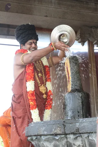 http://nithyananda.org/sites/default/files/photo-gallery/2016-6june-7th-nithyananda-diary_IMG_1340_bengaluru-aadheenam-welcome-home-swamiji.jpg
