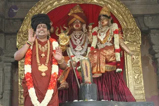 http://nithyananda.org/sites/default/files/photo-gallery/2016-6june-7th-nithyananda-diary_IMG_1386_bengaluru-aadheenam-welcome-home-swamiji.jpg
