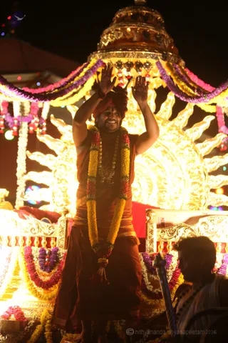 http://nithyananda.org/sites/default/files/photo-gallery/2016-7july-19th-nithyananda-diary_IMG_5816_bengaluru-aadheenam-gurupurnima-rathotsavam-swamiji.jpg