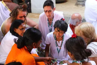 IA Volunteers add Jnananjana to the Banyan leaf and see the projections like movies!