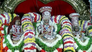 https://nithyananda.org/sites/default/files/photo-gallery/2017-12-Dec-02-nithyananda-diary_bengaluru-aadheenam_aadheenam-glimpses-procession_DSC00461.jpg?1512294057