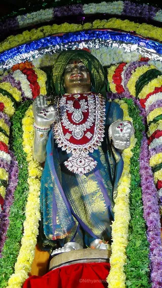 https://nithyananda.org/sites/default/files/photo-gallery/2017-12-Dec-02-nithyananda-diary_bengaluru-aadheenam_aadheenam-glimpses-procession_DSC00472_0.jpg?1512294072