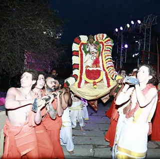 https://nithyananda.org/sites/default/files/photo-gallery/2017-12-Dec-02-nithyananda-diary_bengaluru-aadheenam_karthigai-deepam-lighting_0T7A9790.jpg?1512292688