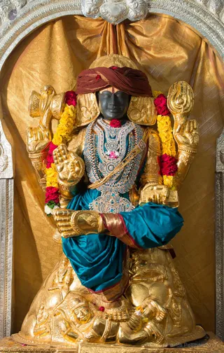 http://nithyananda.org/sites/default/files/photo-gallery/2017-1jan-10th-nithyananda-diary_DSC_3620_bengaluru-aadheenam-temple-dakshinamurthi.jpg
