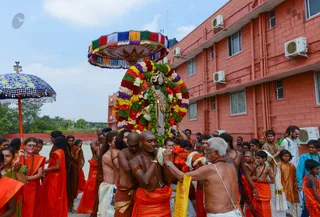 After the Darshan of The Avatar, the procession continued with a new vigor as it continued around the Aadheenam.