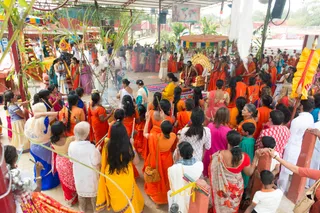 The whole Aadheenam dances around, waiting for the rice to boil, enjoying the Presence of The Avatar.