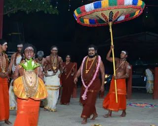 His Holiness arrives at Nithyanandeshwara Sadashiva Temple to bless the Pada Yatris who have walked all the way from Tiruvannamalai