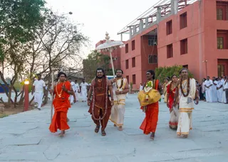His Holiness makes His way to Vaidya Sarovar for Pratyaksha Pada Puja, Rudrabhishekam and Brahmacharya Initiation