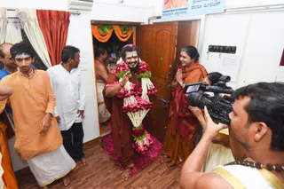 http://nithyananda.org/sites/default/files/photo-gallery/2017-3apr-2nd-nithyananda-diary_DSC_4251_bengaluru-aadheenam-bangalore-house-visits-devotees-swamiji.jpg