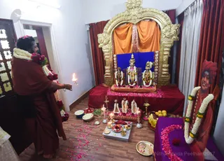 http://nithyananda.org/sites/default/files/photo-gallery/2017-3apr-2nd-nithyananda-diary_DSC_4277_bengaluru-aadheenam-bangalore-house-visits-devotees-swamiji.jpg