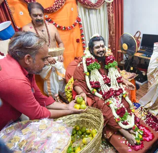 http://nithyananda.org/sites/default/files/photo-gallery/2017-3apr-2nd-nithyananda-diary_DSC_4379_bengaluru-aadheenam-bangalore-house-visits-devotees-swamiji.jpg
