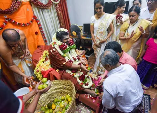 http://nithyananda.org/sites/default/files/photo-gallery/2017-3apr-2nd-nithyananda-diary_DSC_4396_bengaluru-aadheenam-bangalore-house-visits-devotees-swamiji.jpg
