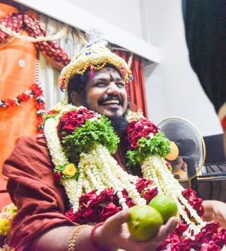 http://nithyananda.org/sites/default/files/photo-gallery/2017-3apr-2nd-nithyananda-diary_DSC_4422_bengaluru-aadheenam-bangalore-house-visits-devotees-swamiji.jpg