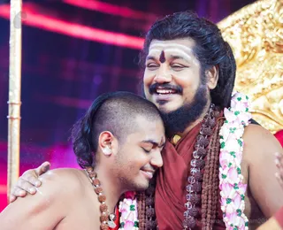 Energy Darshan - A Hug from His Holiness is priceless!