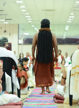 His Holiness arrives to transmit the energy of Sadashiva to the participants in the Mandala Process.