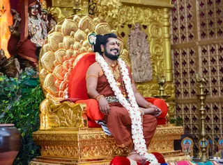 http://nithyananda.org/sites/default/files/photo-gallery/2017-3mar-12th-nithyananda-diary_DSC_8840_bengaluru-aadheenam-IA-Day15-energy-darshan-swamiji.jpg