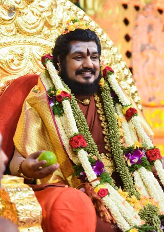 Kalpataru Darshan - Visitors receive the Blessings of The Avatar