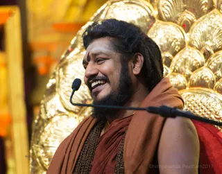 Energy Darshan - His Holiness gifts the Atma Linga