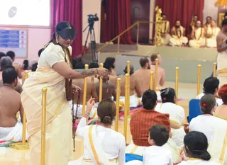 Blindfold Reading - Nithyananda Yogis where walking around, passing out AND putting malas on participants, without using their 2 eyes!!