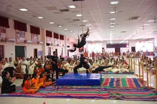 Nithyananda Yoga - demonstration of Kundalini Rajju Yoga or Rope Yoga.