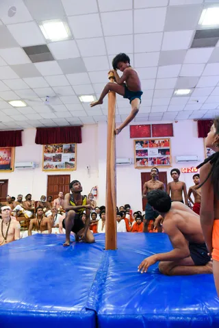 Nithyananda Yoga - demonstration of Mallakhamba Yoga