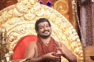 Energy Darshan! His Holiness use the sacred Jnananjanam, Sadashiva's Bioenergy, to initiated the participants.