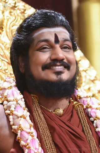 Energy Darshan - His Holiness continues awakening the Third Eyes of all the participants using the Sacred Jnananjanam.