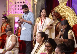 The Honored Komal Singh experiences the Power of Blindfold reading with Mahant of Nithyananda Yogic Sciences, Mahayogini Ma Nithya Mahayogananda