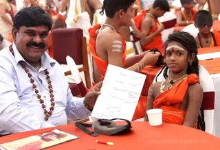 Nithyananda Yogis perform Blindfold Reading