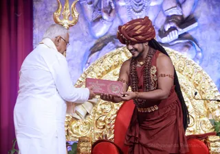 His Holiness presents the very first copy of the new Nithyananda Yoga book to honored guest, Sri Vedantam ji – Founder and chairman of Vishwa Hindu Parishad