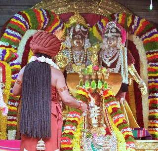 Nithyanandeshwara Sadashiva Temple Garba Mandir - His Holiness performs the Aarti.