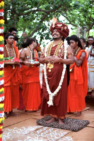 His Holiness stands before Lord Dakshinamurthy at the sacred Banyan Tree.